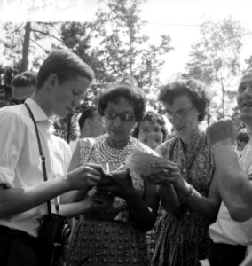 Vara-landdag in Berg en Bos . Josepine Baker tussen publiek, Bestanddeelnr 912-6460