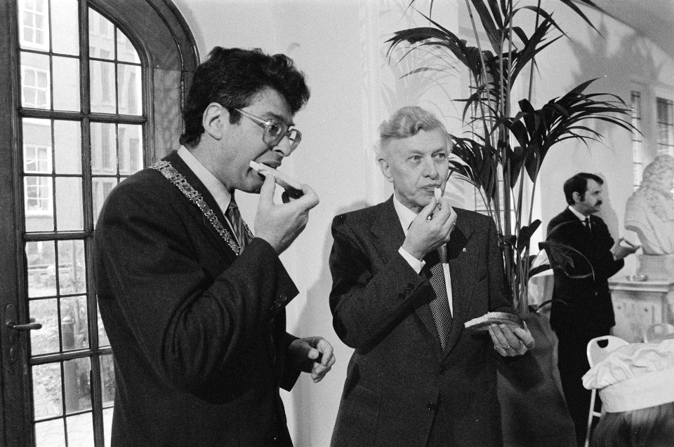 Van Thijn krijgt Zweeds wittebrood in het kader van de herdenking van 40 jaar be, Bestanddeelnr 933-2635