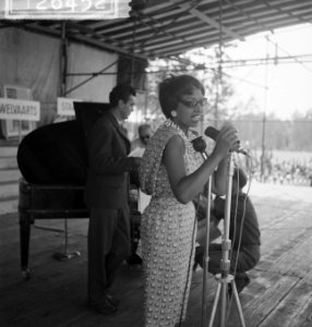 Vara-landdag in Berg en Bos . Optreden van Josephine Baker, Bestanddeelnr 912-6452