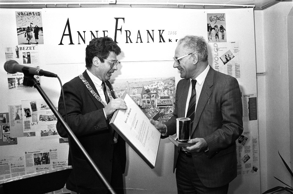 Van Thijn (l.) overhandigt Dick Houwaart (r.), voorzitter van de Anne Frank Stic, Bestanddeelnr 933-5868