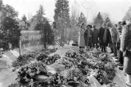 Van Thijn Brinkman bij herdenking van de bevrijding van de vernietigingskampen A, Bestanddeelnr 933-2161