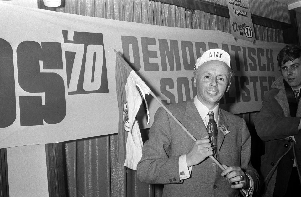 Van Stuijvenberg met vlag en Ajax-petje, Bestanddeelnr 924-5020