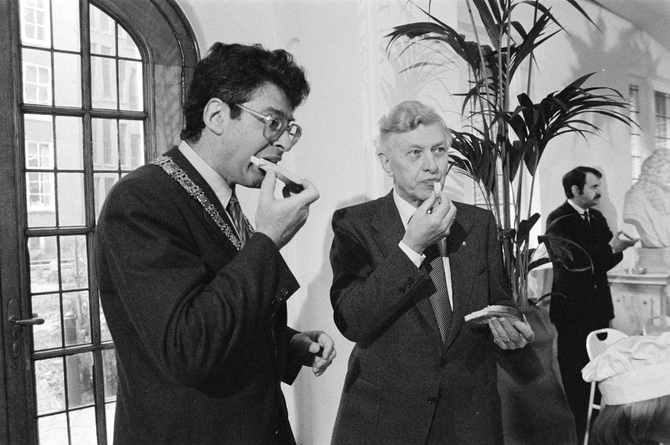 Van Thijn krijgt Zweeds wittebrood in het kader van de herdenking van 40 jaar be, Bestanddeelnr 933-2634