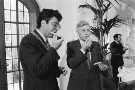 Van Thijn krijgt Zweeds wittebrood in het kader van de herdenking van 40 jaar be, Bestanddeelnr 933-2634