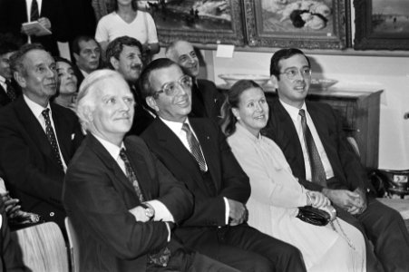 Van rechts naar links Jorge Guillermo en Prinses Christina luisterend naar toesp, Bestanddeelnr 931-7012 photo