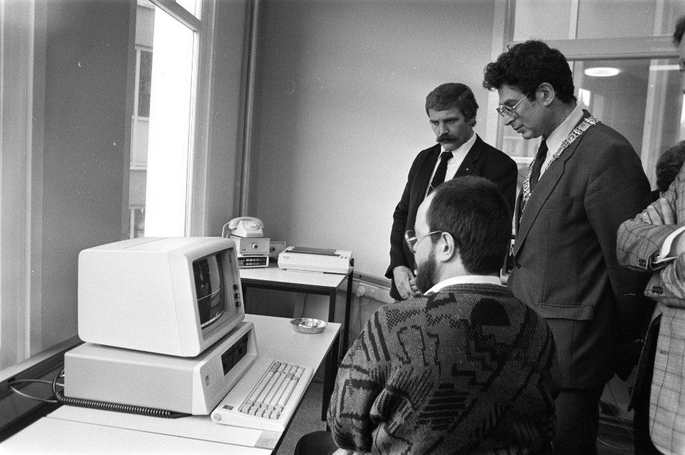 Van Thijn opent Amsterdams studiecentrum van de Open Universiteit Van Thijn in, Bestanddeelnr 933-2659