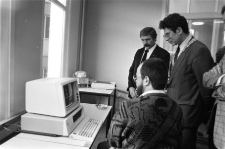 Van Thijn opent Amsterdams studiecentrum van de Open Universiteit Van Thijn in, Bestanddeelnr 933-2659