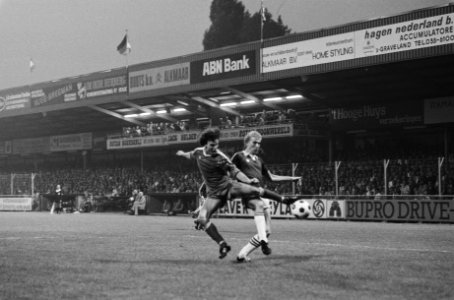 Van Rijnsoever van AZ (l) in duel met Michel Valke, Bestanddeelnr 930-4016