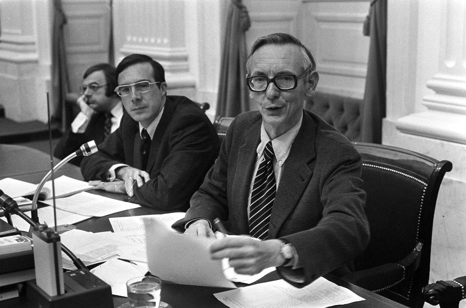 Van rechts naar links Minister Van der Stoel, staatssecretaris Brinkhorst en mi…, Bestanddeelnr 926-8578