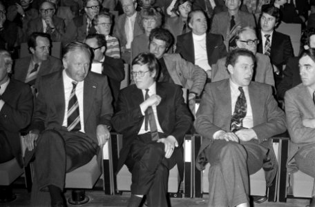 Van rechts naar links staatssecretaris Hazekamp ( EZ) en de parlementariërs Wieg, Bestanddeelnr 926-9705