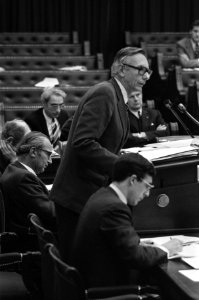 Van voor naar achter staatssecretaris Brinkhorst (Buitenlandse Zaken), achter he, Bestanddeelnr 926-8601