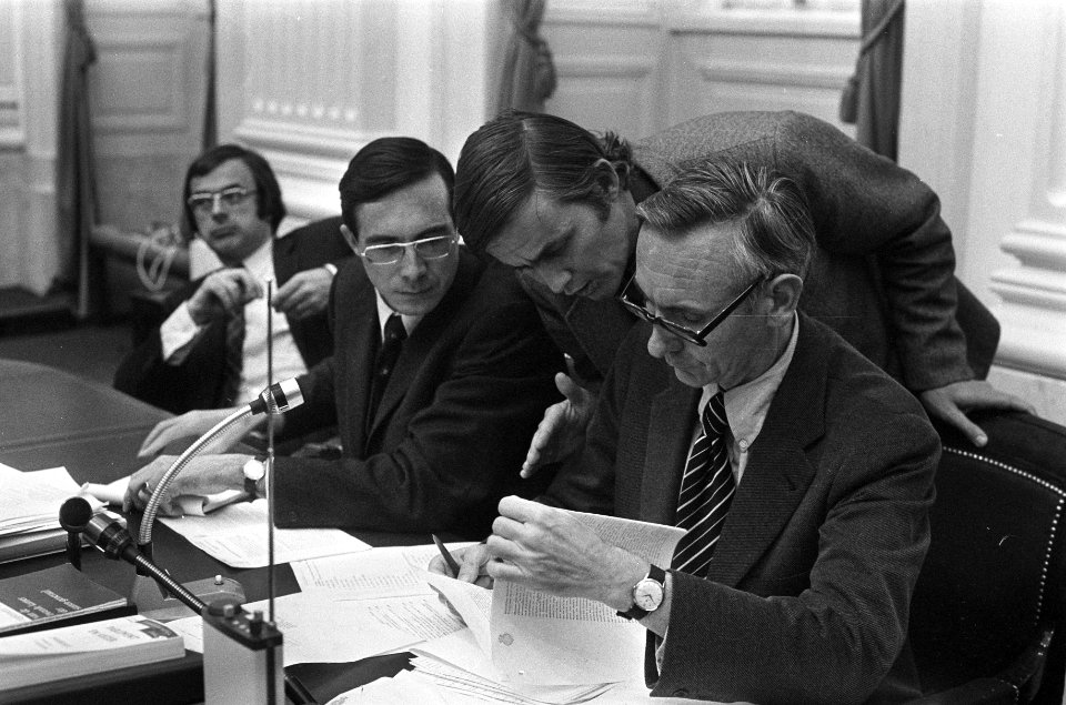 Van rechts naar links Minister Van der Stoel, voorzitter van de Commissie voor …, Bestanddeelnr 926-8577