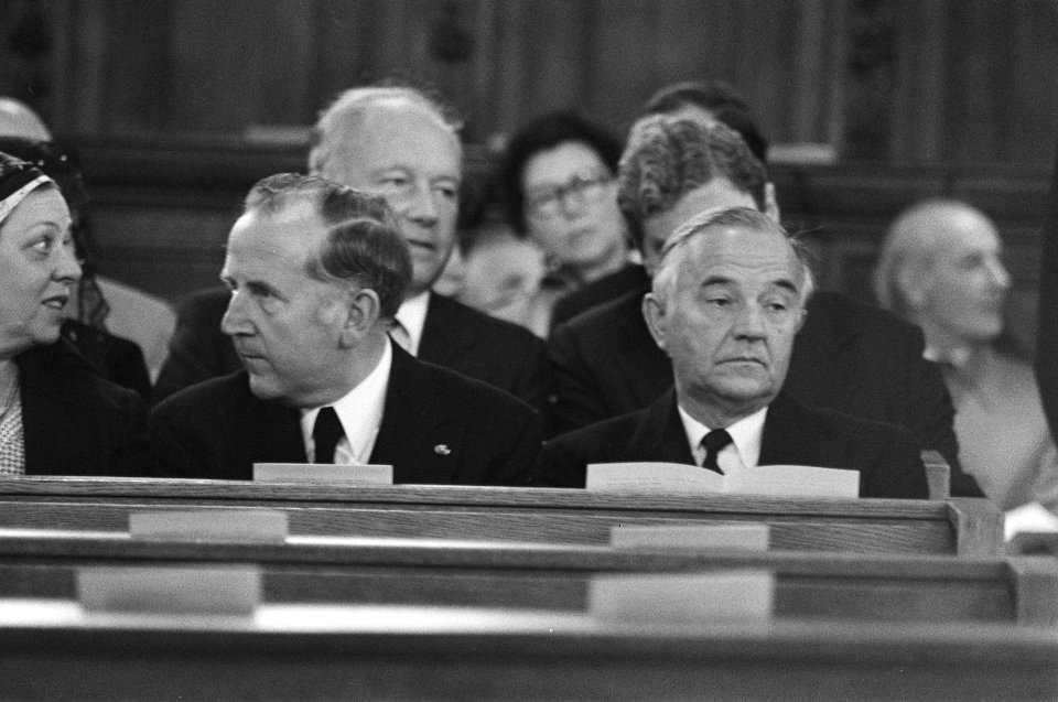 Van Veen (VNO) (l) en oud premier De Jong, Bestanddeelnr 930-4121