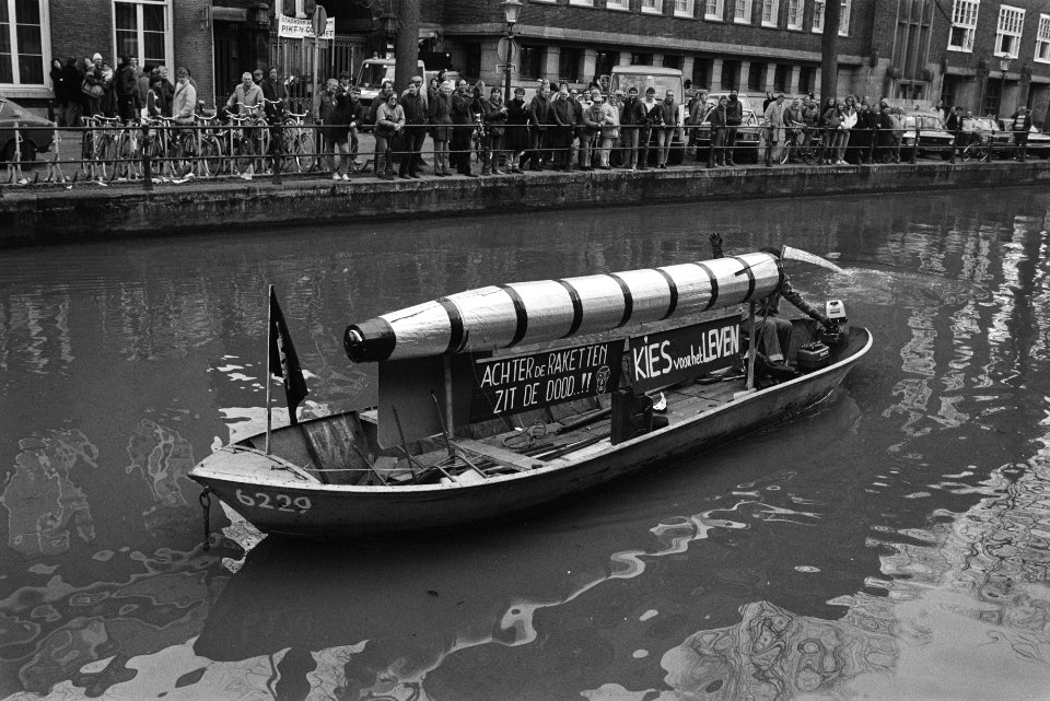 Varende kernraket in de OZ Achterburgwal in Amsterdam met het opschrift Acht…, Bestanddeelnr 932-7845