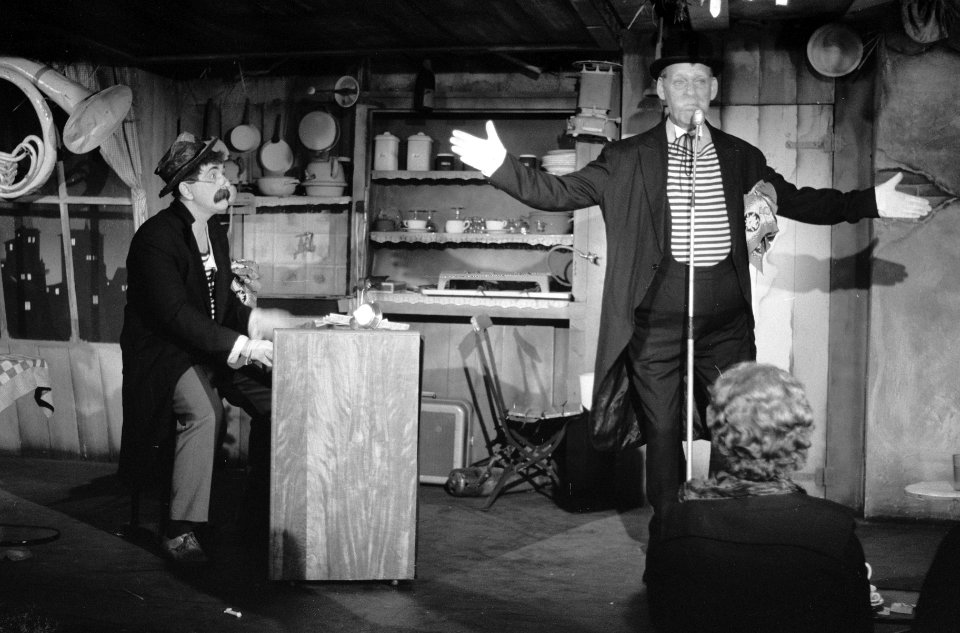 VARA-televisieshow St, Germain des Pres. van Dorus (Tom Manders), Tom Mander…, Bestanddeelnr 913-1624