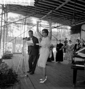 Vara-landdag in Berg en Bos . Optreden van Josephine Baker, Bestanddeelnr 912-6451