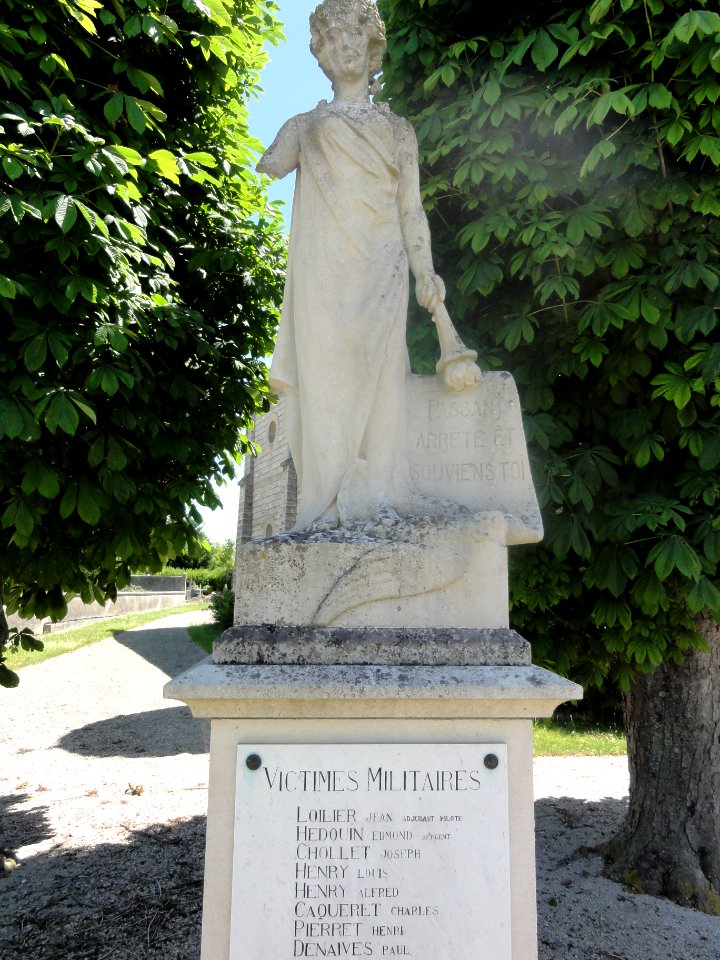 Variscourt (Aisne) monument aux morts