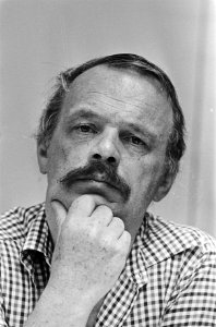 VARA-radiodirecteur Piet van den Ende, 1983 (NL-HaNA 2.24.01.05 0 932-6314)
