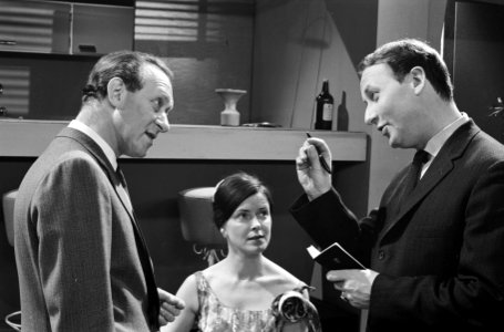 VARA-TV Thee voor een dode dame Vlnr Bob de Lange, Ina van Faassen en Henk Mo, Bestanddeelnr 913-5743