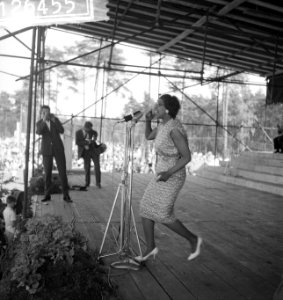 Vara-landdag in Berg en Bos . Optreden van Josephine Baker, Bestanddeelnr 912-6455