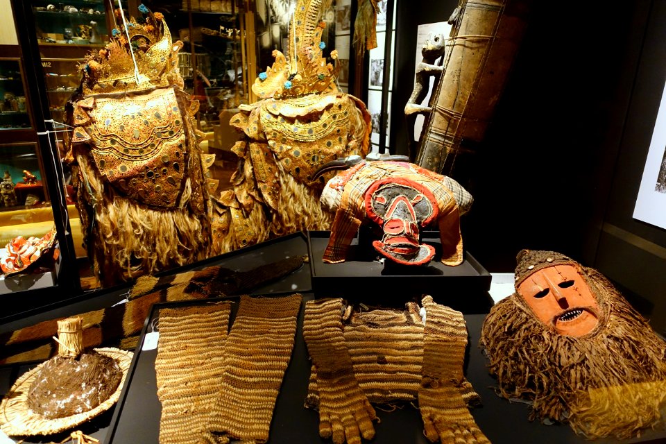 Various objects, including knitted garment from Chokwe people - Etnografiska museet - Stockholm, Sweden - DSC00967