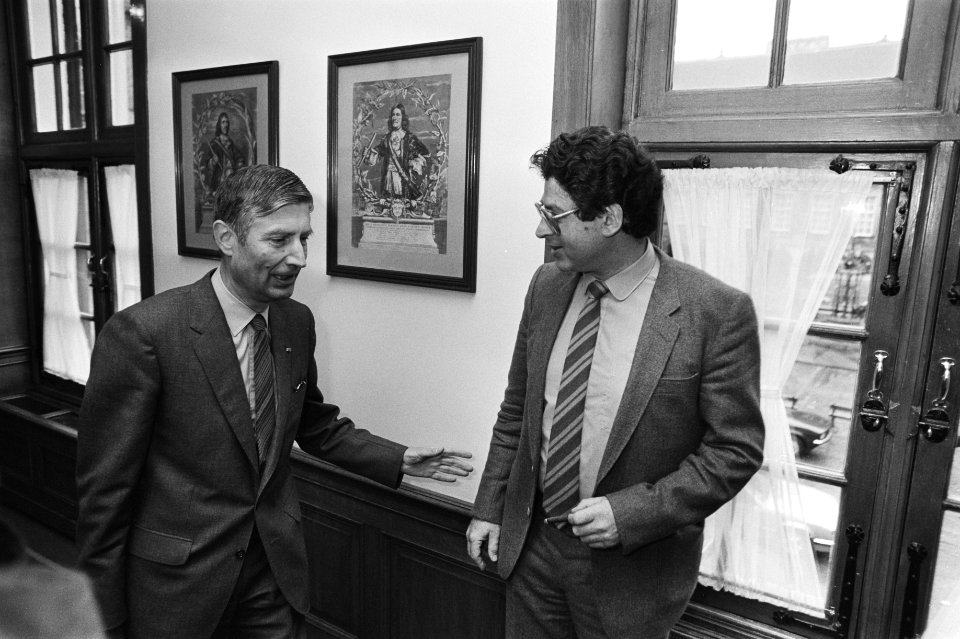 Van Agt (CDA, links) en Van Thijn (PvdA), Bestanddeelnr 931-7860