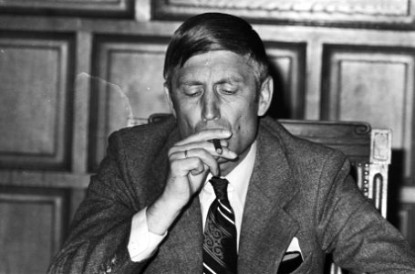Van Agt geeft persconferentie na diens terugkeer uit het Verre Oosten kop, Bestanddeelnr 928-9894