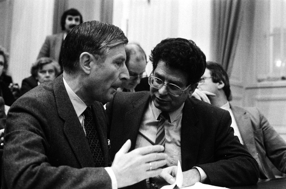 Van Agt (l) en Van Thijn, Bestanddeelnr 932-4378