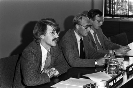 Van links naar rechts Professor W. Driehuis (voorzitter), drs. P. G. Ridder en d, Bestanddeelnr 931-7306