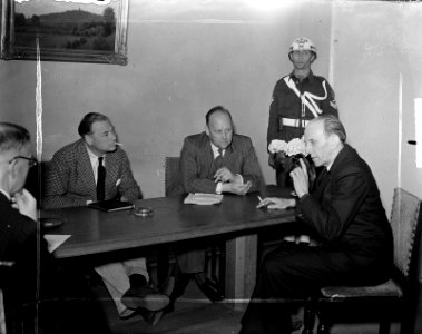 Van links naar rechts overdracht van het gezag kolonel Collins , landdrost Bla…, Bestanddeelnr 903-3282