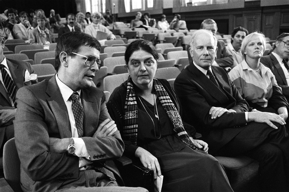 Van links naar rechts U. Konig (dir. Unicef Europa), minister Schoo en directeur, Bestanddeelnr 932-9787