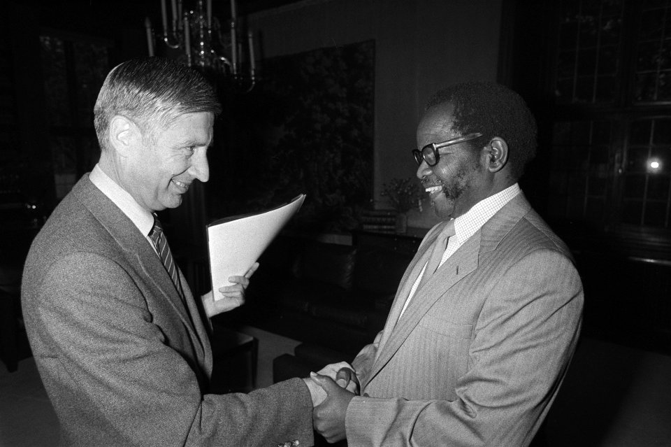 Van Agt begroet Oliver Tambo (rechts), Bestanddeelnr 931-7470