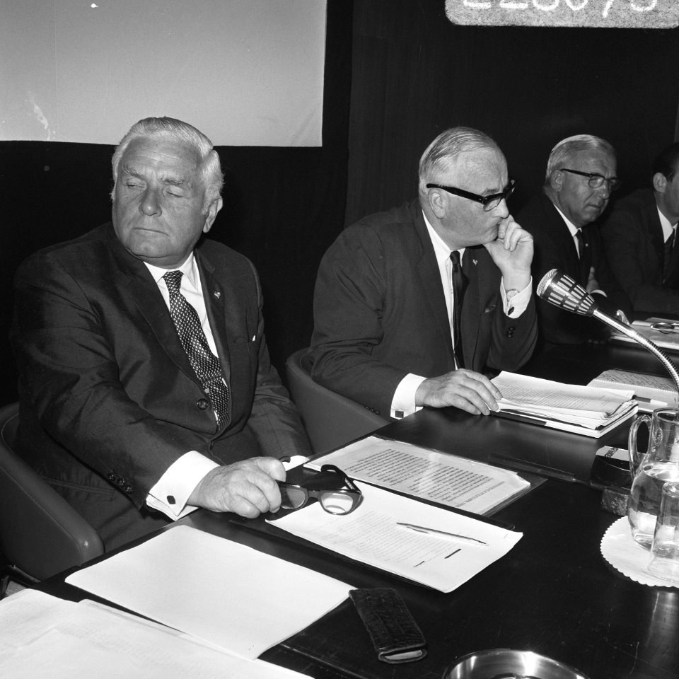 Van links naar rechts president-directeur Gerrit van der Wal, plaatsvervangend p, Bestanddeelnr 922-6078