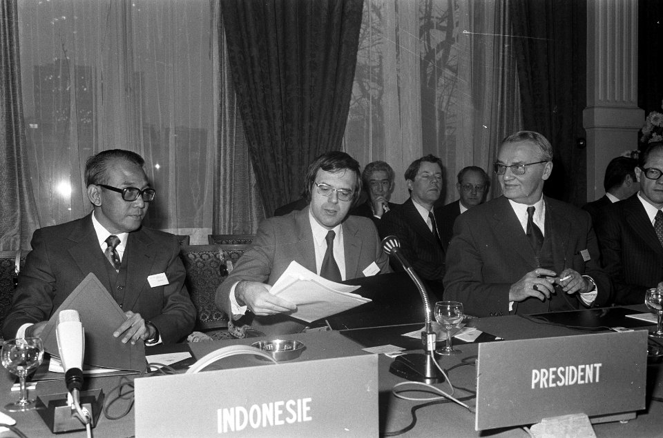 Van links naar rechts prof. Widjowo Nitisarto (minister van ontwikkelingssamenwe, Bestanddeelnr 926-8809