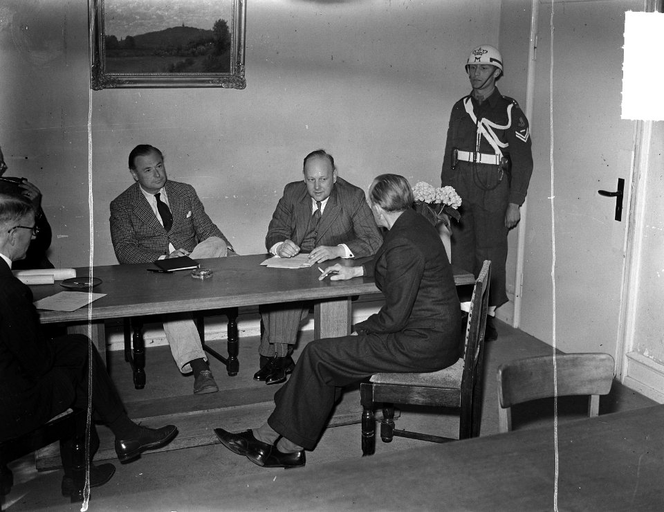 Van links naar rechts overdracht van het gezag kolonel Collins , landdrost Blaa, Bestanddeelnr 903-3283