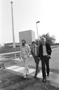 Van links naar rechts PvdA partijvoorzitter Max van den Berg en de PvdA-ers Jule, Bestanddeelnr 931-6716