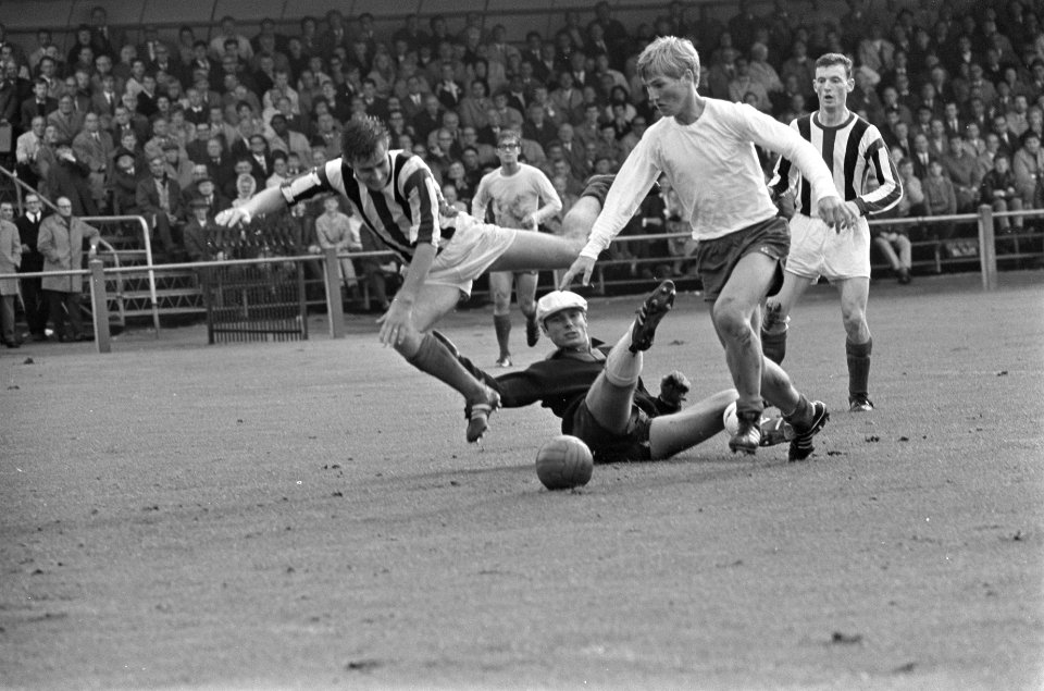 Van Breevoort (Blauw-Wit) scoort, keeper Bravenboer is verslagen, Bestanddeelnr 921-7031