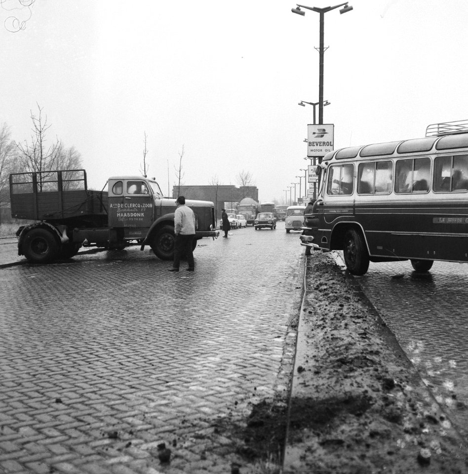 Van de weg geraakte vrachtwagen en autobus op het kruispunt Utrechtsebrug en Rij, Bestanddeelnr 918-4670