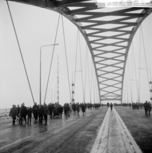 Van Brienenoordbrug open voor wandelaars, Bestanddeelnr 917-4118