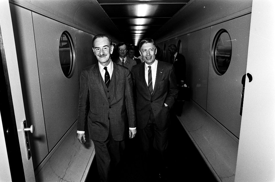 Van Agt en Van der Klaauw terug op Schiphol na een bezoek aan de VS, Bestanddeelnr 931-4143