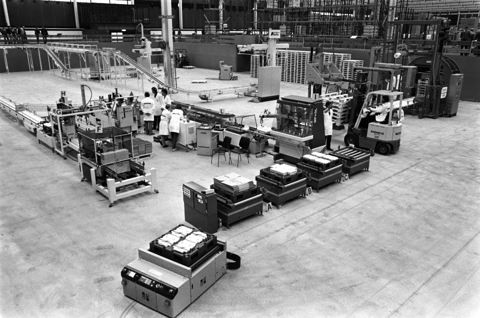Van Aardenne opent vakbeurs goederenstroombeheersing Logistica'85 geautomatisee, Bestanddeelnr 933-4939