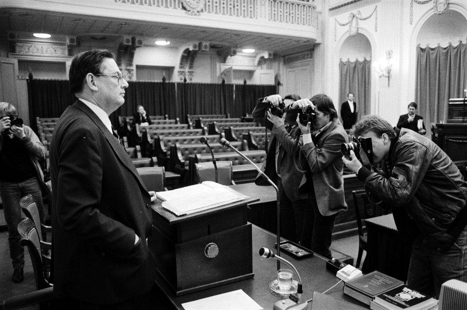 Van Aardenne wordt gefotografeerd, Bestanddeelnr 932-4715