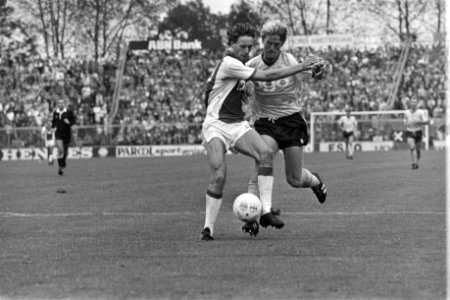 Van Basten (Ajax) (l) in duel met De Haan (FC Groningen), Bestanddeelnr 932-7186