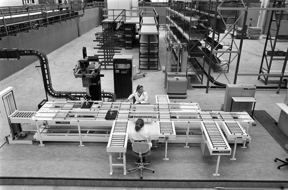 Van Aardenne opent vakbeurs goederenstroombeheersing Logistica'85 geautomatisee, Bestanddeelnr 933-4938