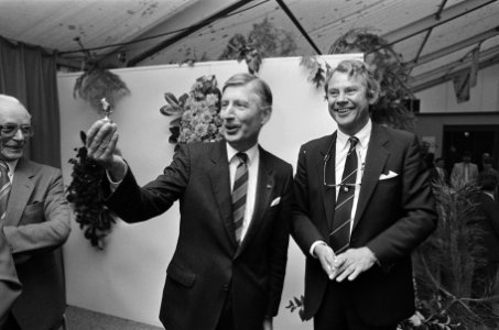 Van Agt krijgt gouden klomp bij de opening van de Nat Klompenbeurs in St Oedenro, Bestanddeelnr 933-1056