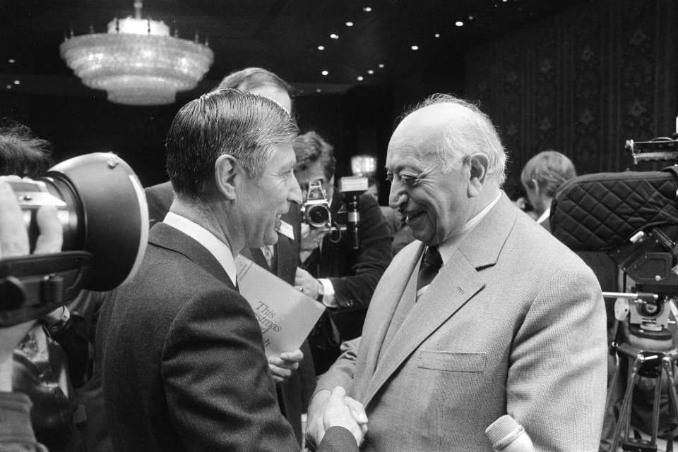 Van Agt begroet dr. Simon Wiesenthal, Bestanddeelnr 932-3670