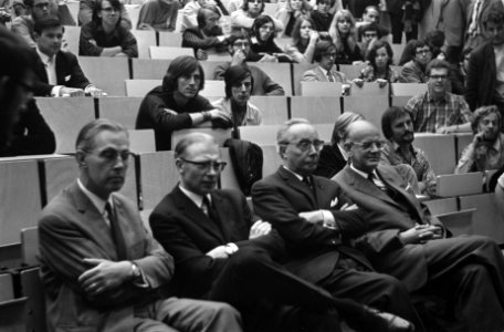 Van links naar rechts Prof. Dengerink, Prof. Meuleman, Prof. Sizoo en Prof. De G, Bestanddeelnr 922-5500