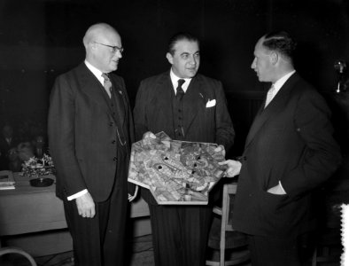 Van links naar rechts Professor Mr. C. P. M. Romme , Mr. E. Sassen en Mr.H. W. , Bestanddeelnr 909-4082
