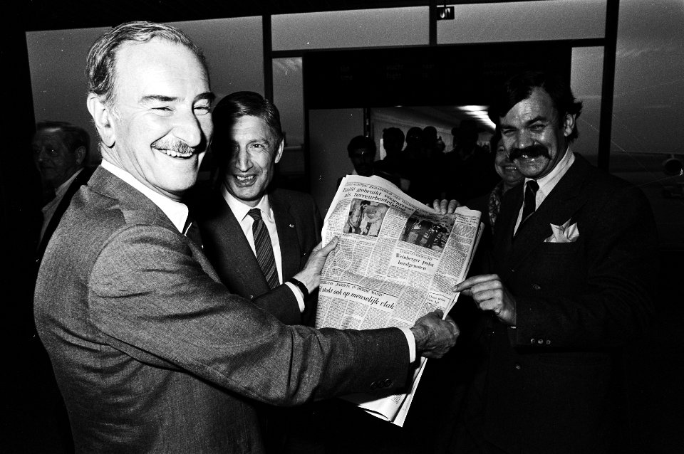 Van Agt en Van der Klaauw terug op Schiphol na bezoek aan VS, lezen in ochtendkrant dat ze worden geprezen door persbureau Nieuw China, Bestanddeelnr 931-4144