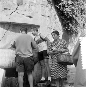 Van Est bij waterpomp, Bestanddeelnr 905-2269